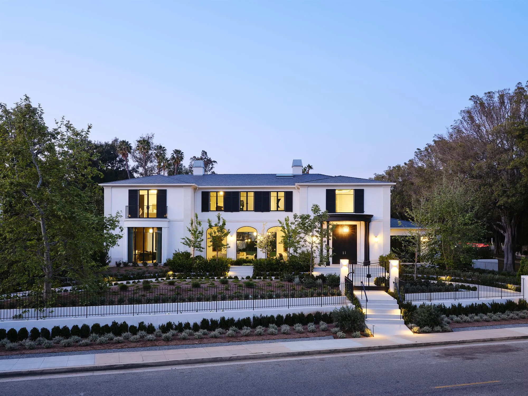 WHOLE HOME — evin tamamı, dış kadraj, akşam