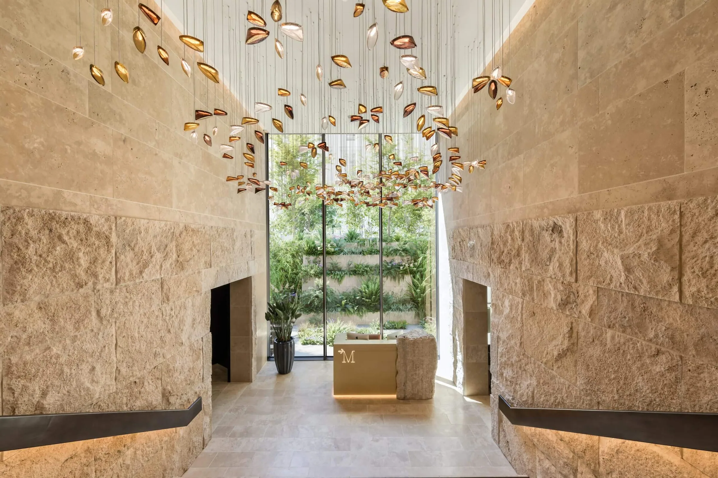 Giriş lobisi, taş ve ışık heykeli — Clivedale, Mayfair