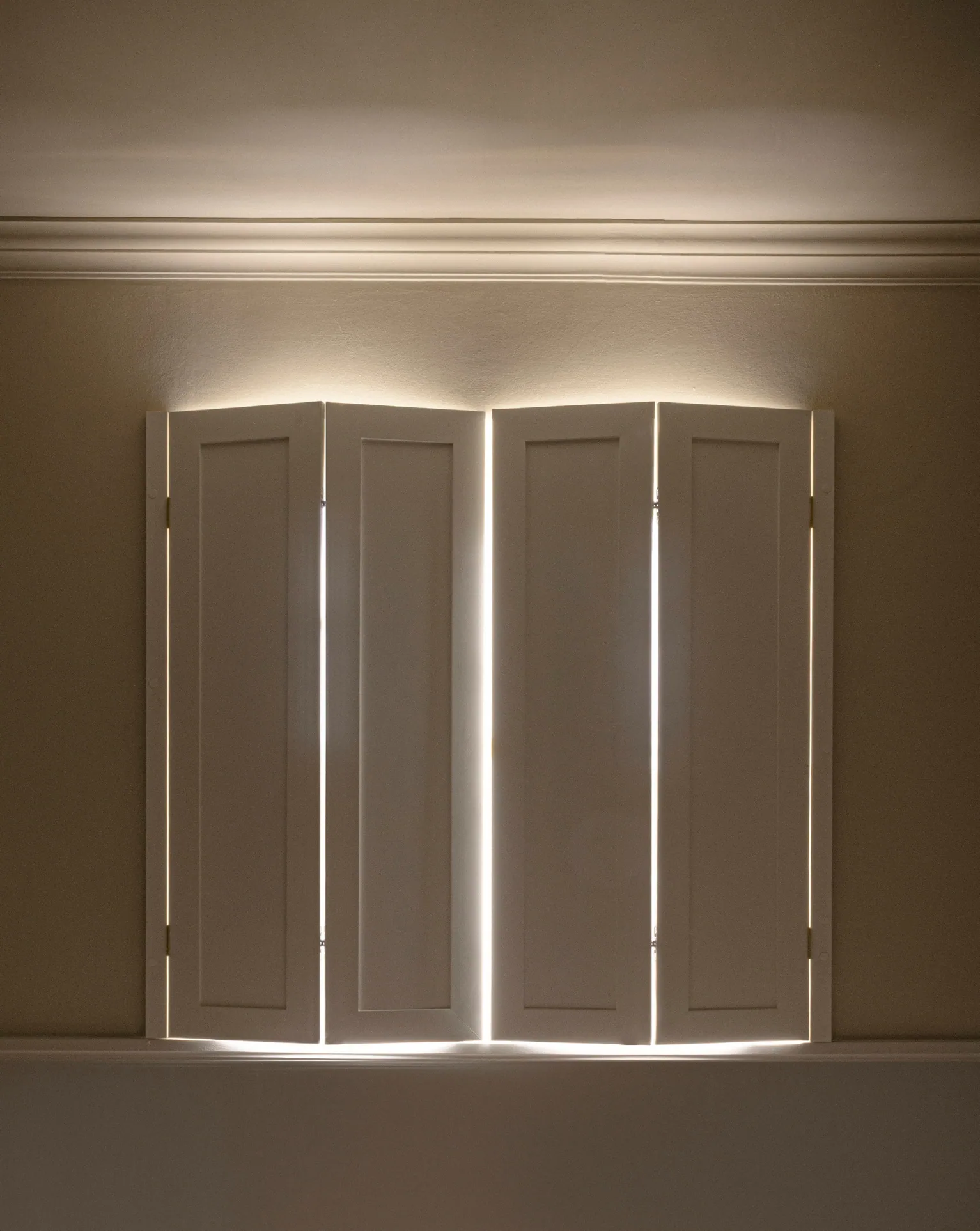 Kapalı ahşap panjurlar, kenarlardan sızan sabah ışığı — NORM Architects, Guest House No. 16