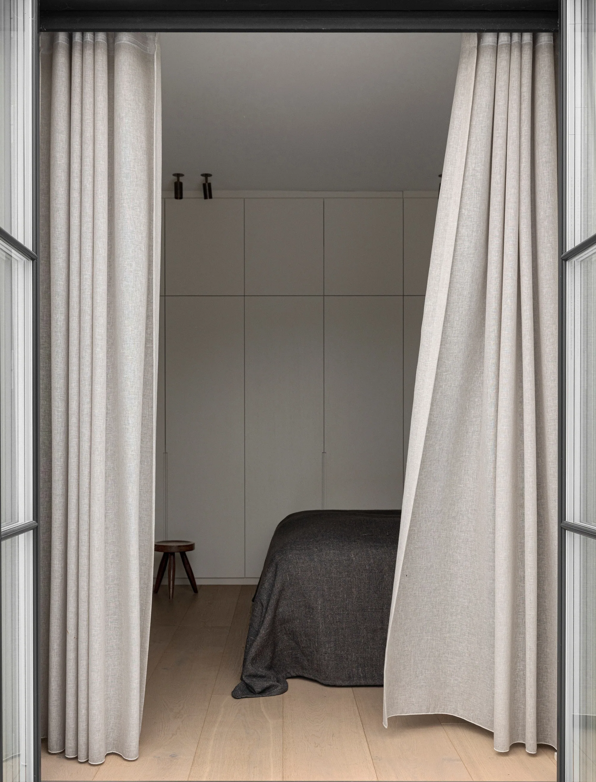 Yatak odası — keten perde, loş yatak — NORM Architects, Lakeshore Barn