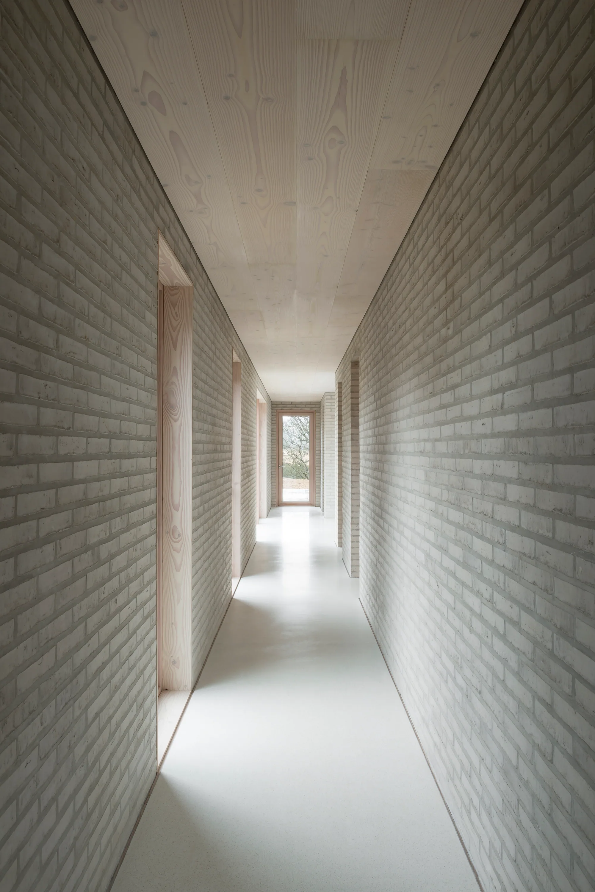 Tuğla koridor, tepe ışığı, sessiz geçiş — John Pawson, Life House