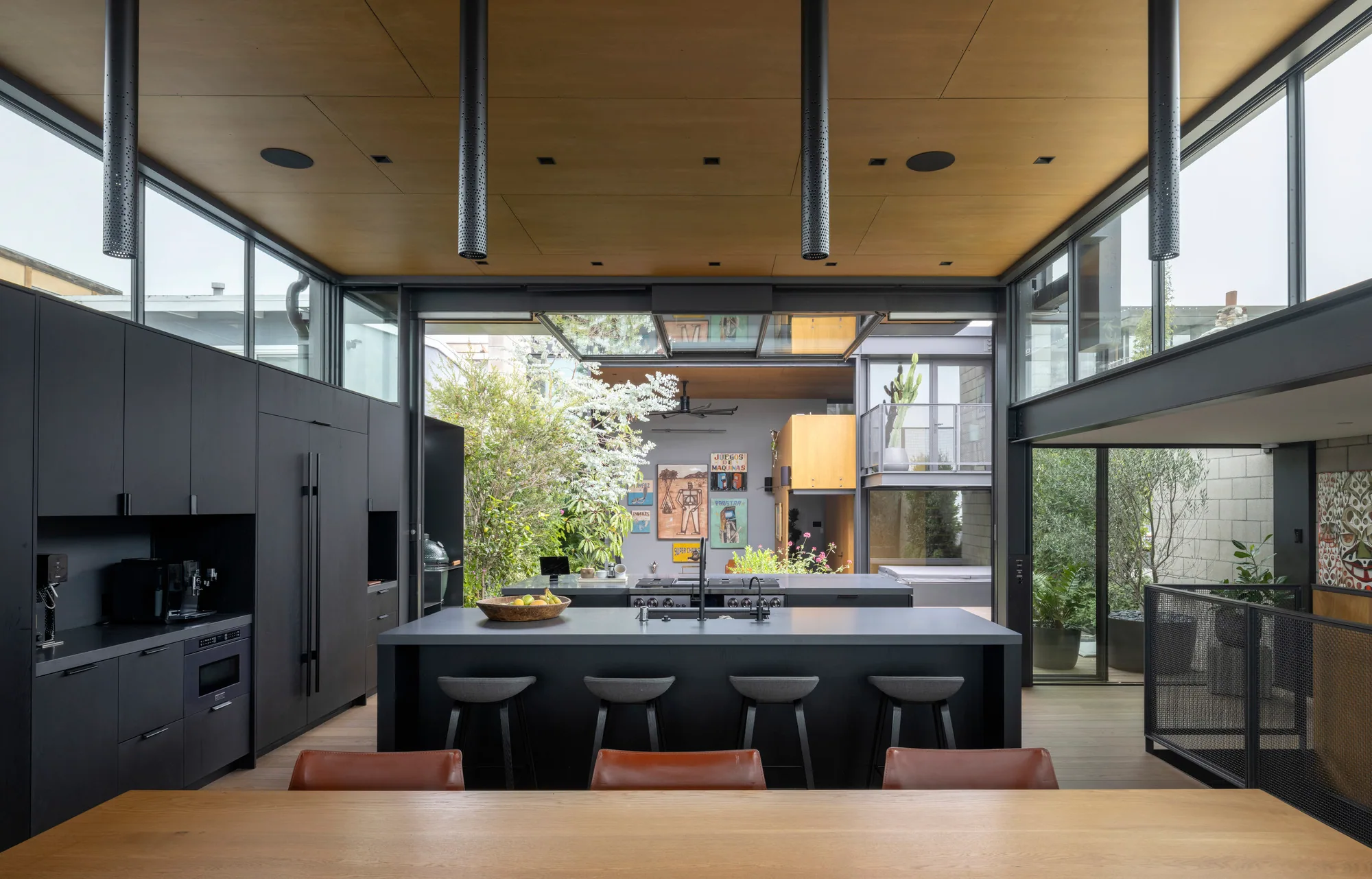 Sabah kahvesi — mutfak adası, tavan ışığı — Olson Kundig, Manhattan Beach