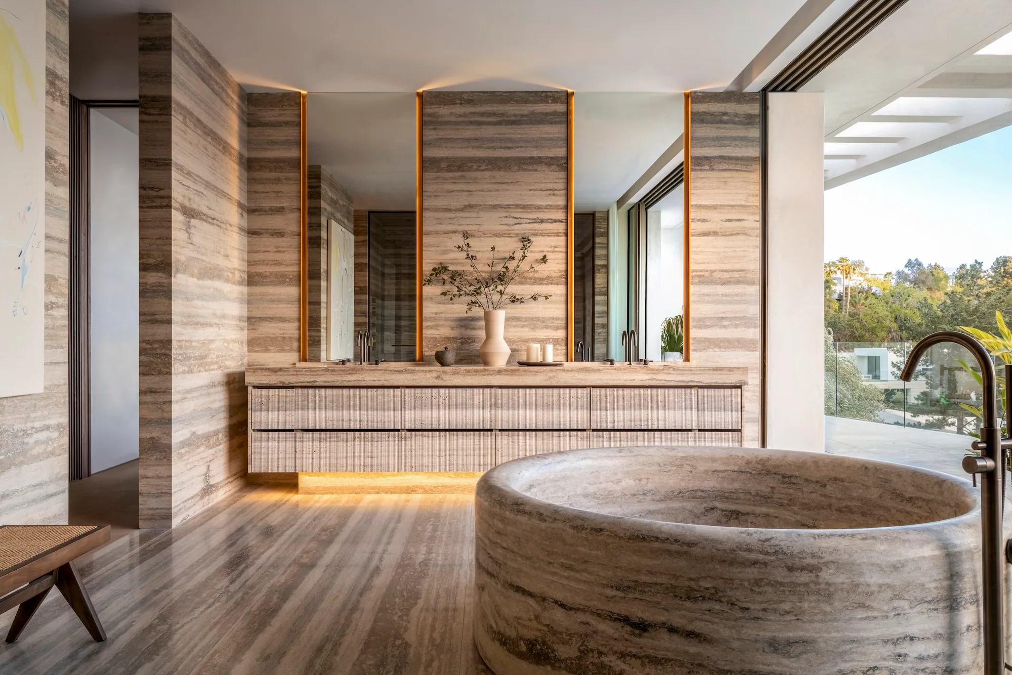 Traverten banyo, yuvarlak küvet, sabah ışığı — SAOTA