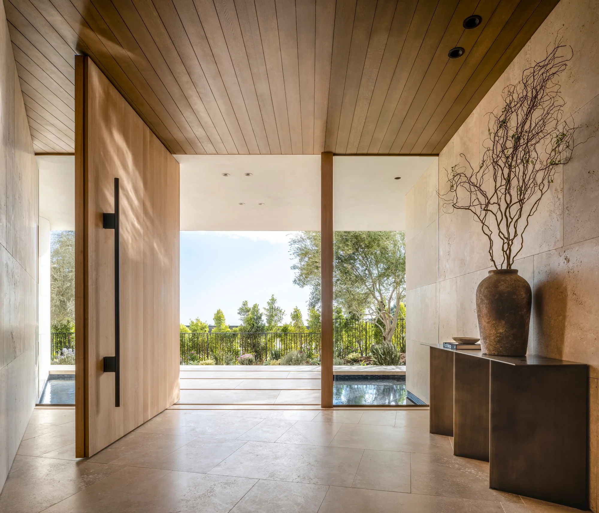 ARRIVAL — giriş holü, ahşap tavan, manzaraya açılan aks — SAOTA