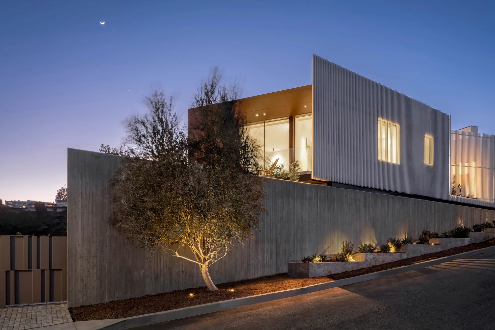 NEW BUILD — yeni yapı, gece cephesi — SAOTA, Stradella Ridge