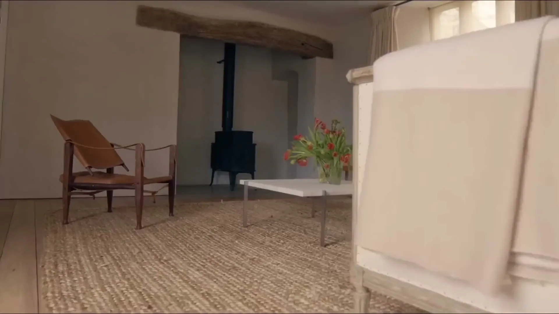 Sakin oda, iki koltuk, şömine, laleler